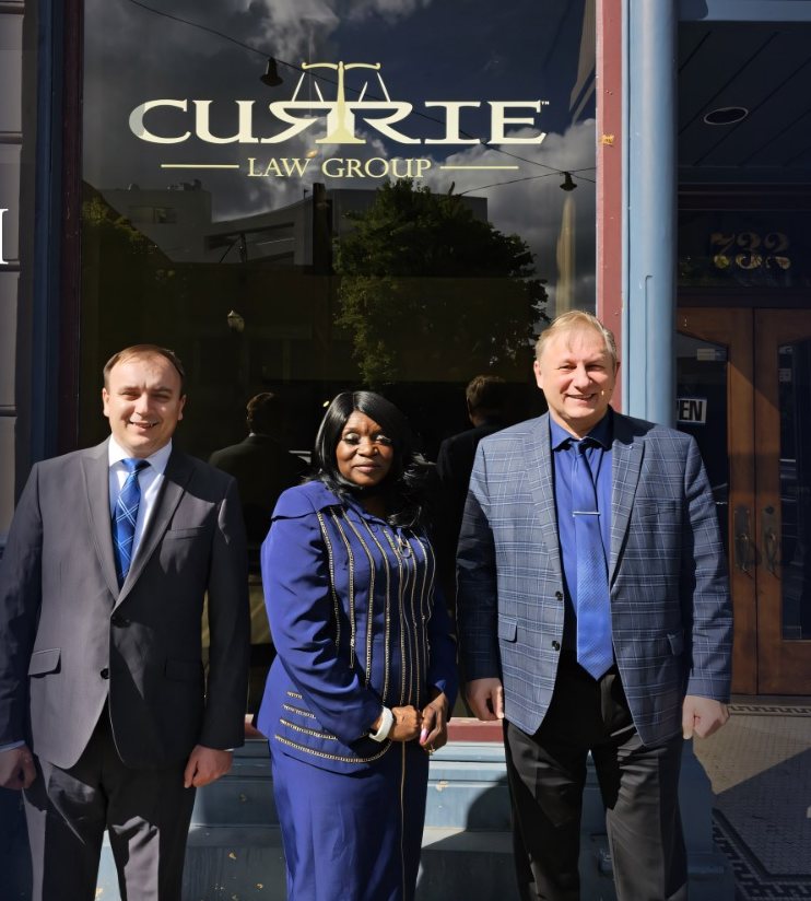 Команда Currie Law Group у офиса в Everett, WA